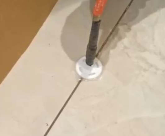 罗山瓷砖空鼓维修公司专业解答瓷砖在铺贴过程中，如果没有涂抹均匀到位的粘结材料（如水泥砂浆或瓷砖胶），可能会导致以下问题